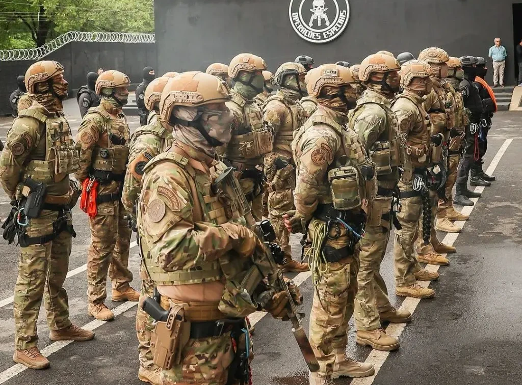 BOPE operator with tactical gear and weapons, demonstrating advanced urban warfare tactics.